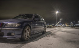 BMW na zasněžené cestě
