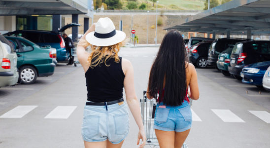 ženy v podzemním parkovišti