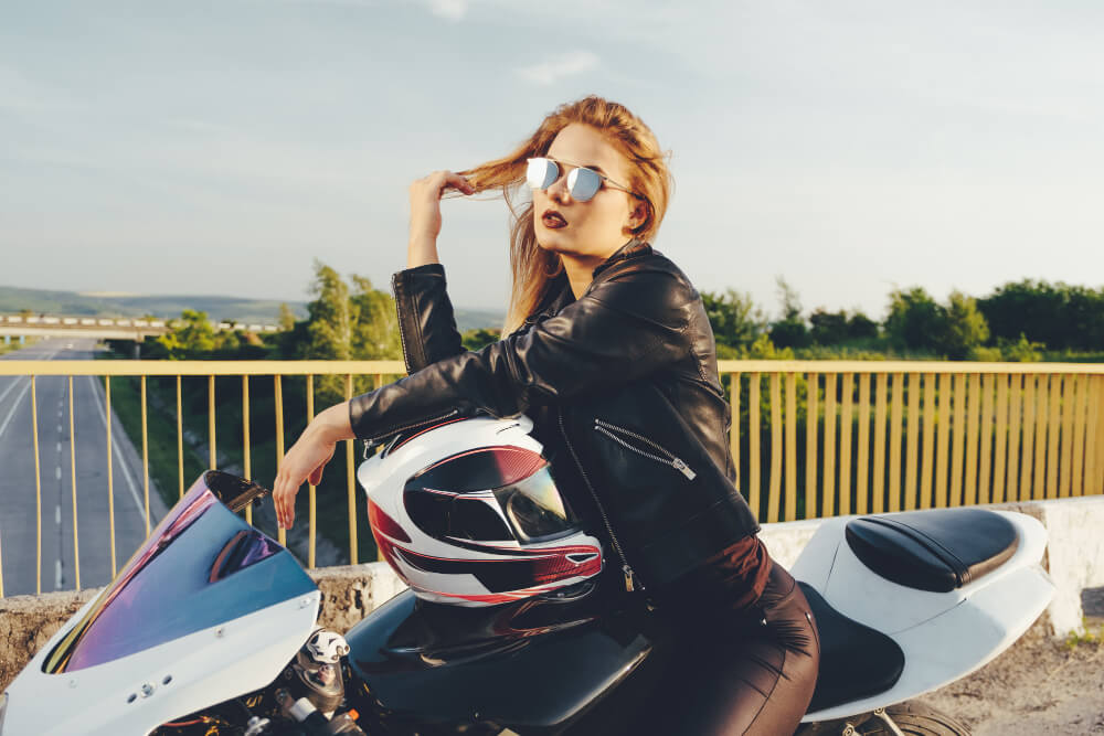 Žena na motorce v koženém oblečení